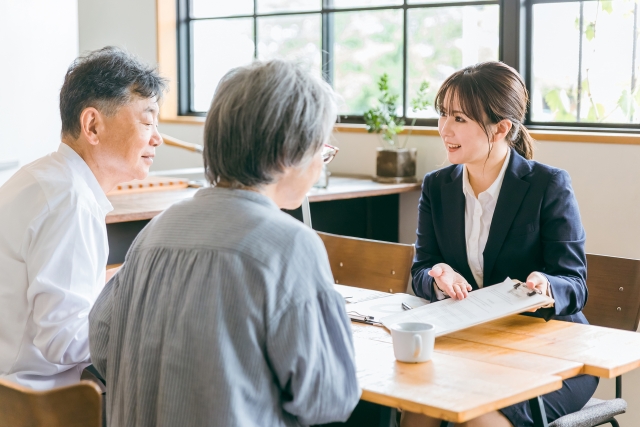 営業担当に相談する夫婦