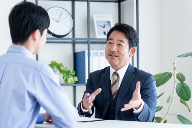 顧客に説明するビジネスマン