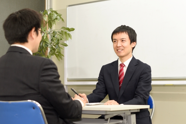 専門家の相談する男性