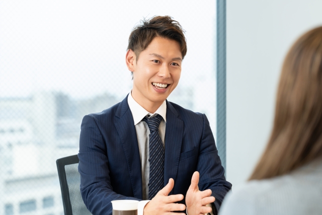 笑顔で話すビジネスマン