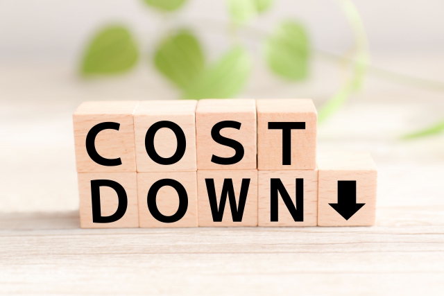 COST DOWNと書かれたブロック